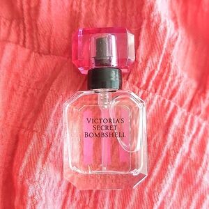 NEW BOTTLE VS BOMBSHELL PERFUME TRAVEL SIZE NOT MADE ANYMORE 7.5ML .25FL…